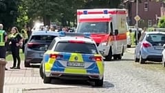 EuronewsARCHIVO: En esta imagen tomada de un video, se ve a personal de emergencia, residentes y policías en Stade, Alemania, el lunes 29 de junio de 2026.