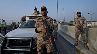 حالة تأهب أمني لجندي من القوات شبه العسكرية قرب ميناء كراتشي في باكستان، إثر التوترات العسكرية المتصاعدة مع الهند (الجمعة، 9 مايو 2025).