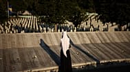 Monumento che porta i nomi delle vittime del genocidio di Srebrenica, presso il Centro Memoriale di Srebrenica a Potocari, Bosnia, sabato 11 luglio 2026