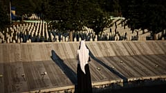 Monumento che porta i nomi delle vittime del genocidio di Srebrenica, presso il Centro Memoriale di Srebrenica a Potocari, Bosnia, sabato 11 luglio 2026