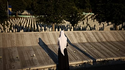 Monumento che porta i nomi delle vittime del genocidio di Srebrenica, presso il Centro Memoriale di Srebrenica a Potocari, Bosnia, sabato 11 luglio 2026