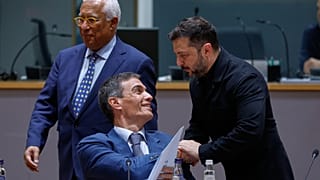 El presidente de Ucrania, Volodymyr Zelenskyy (derecha), conversa con el primer ministro de España, Pedro Sánchez, en Bruselas, el 18 de junio de 2026.
