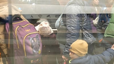 يظهر في الصورة أيتام أوكرانيون خلال توقفهم في وارسو في طريقهم إلى المملكة المتحدة، في وارسو، بولندا، يوم الاثنين 21 مارس 2022. (صورة من وكالة أسوشيتد برس/باول كوتشينسكي)