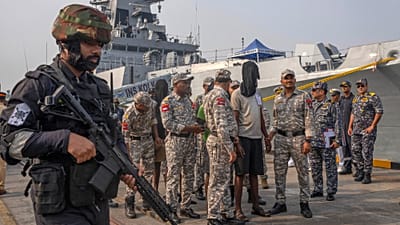 Mumbai’de, 23 Mart 2024’te, suçlanan Somalili korsanları teslim alan Mumbai polisinden bir memur nöbet tutuyor.