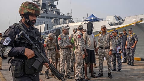 A police officer stands guard as Mumbai Police takes charge of accused Somali pirates in Mumbai, 23 March, 2024