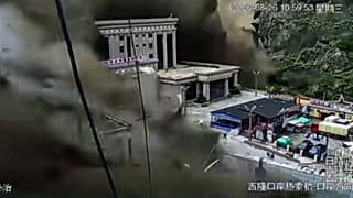 Des images de vidéosurveillance montrent les eaux de crue et des débris balayant le port de Gyirong