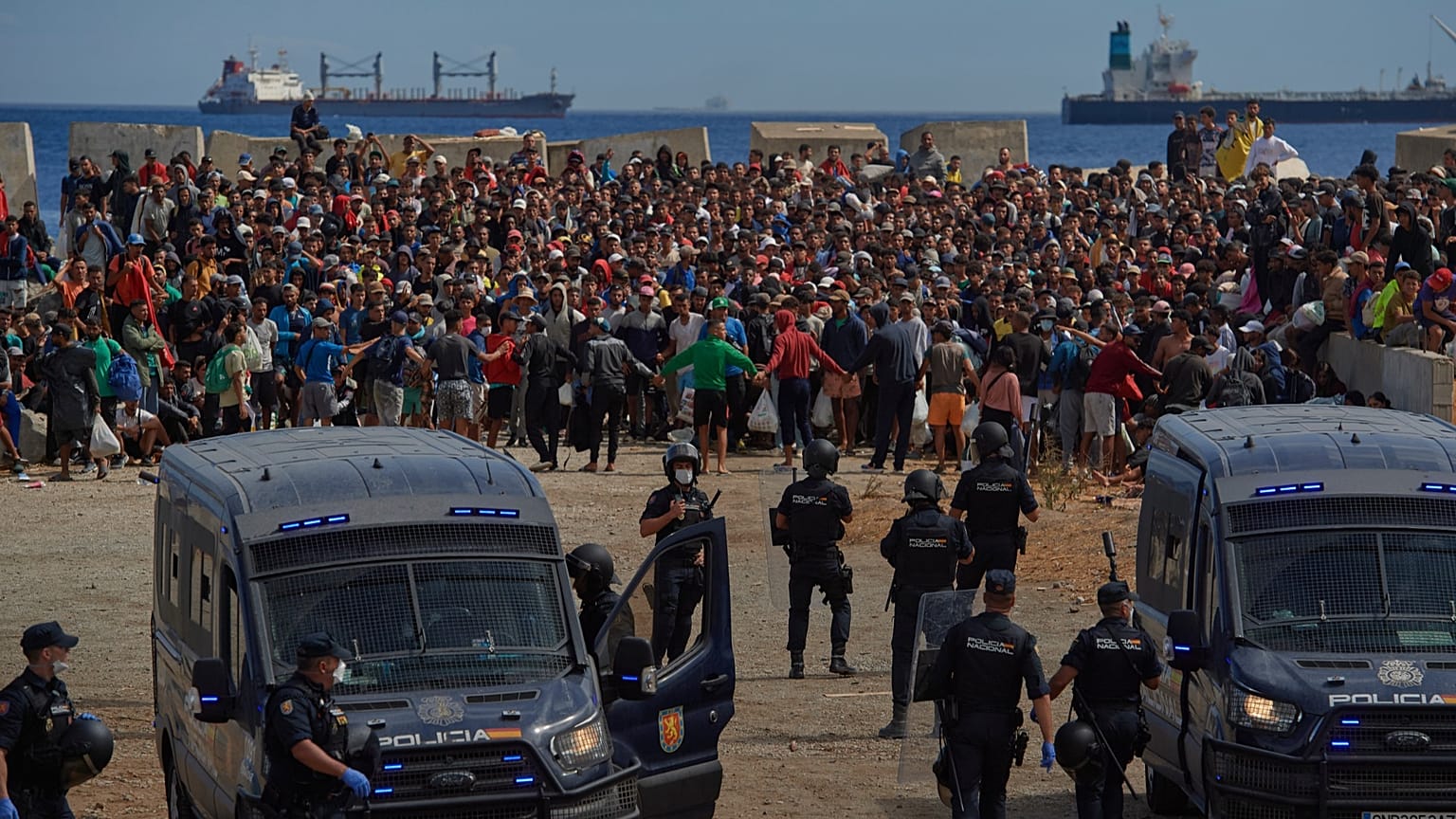 ARCHIVO: Migrantes que cruzaron de Marruecos a España regresan a una playa tras haber sido expulsados ​​de la zona el día anterior, el 21 de agosto de 2026.