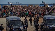 ARCHIVO: Migrantes que cruzaron de Marruecos a España regresan a una playa tras haber sido expulsados ​​de la zona el día anterior, el 21 de agosto de 2026.