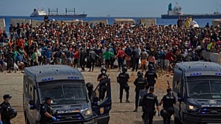 ARCHIVO: Migrantes que cruzaron de Marruecos a España regresan a una playa tras haber sido expulsados ​​de la zona el día anterior, el 21 de agosto de 2026.