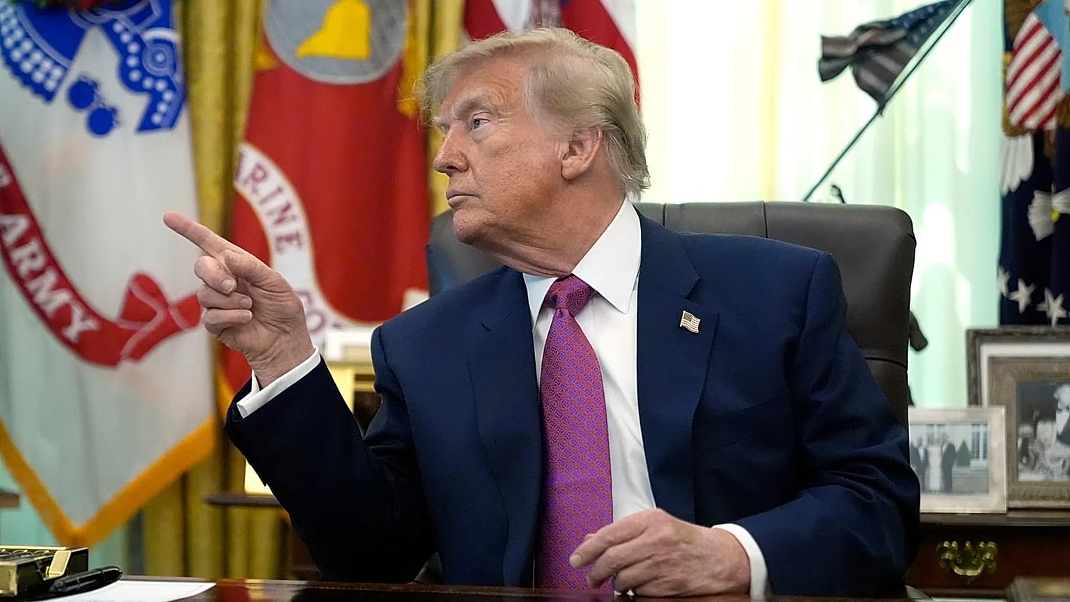 El presidente Donald Trump señala a un periodista para hacerle una pregunta en el Despacho Oval de la Casa Blanca, el 27 de agosto de 2026, en Washington.