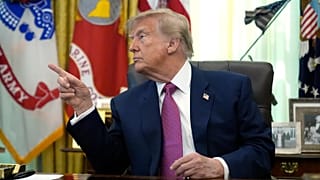 El presidente Donald Trump señala a un periodista para hacerle una pregunta en el Despacho Oval de la Casa Blanca, el 27 de agosto de 2026, en Washington.