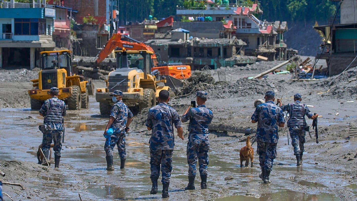Nepal-Tibet sınırındaki sel felaketinde can kaybı 400'e yaklaştı, 1.400 kişi kayıp