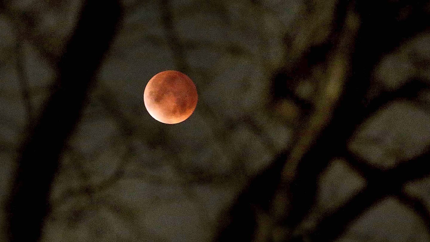 العالم العربي على موعد مع خسوف قمري جزئي فجر الجمعة.. ما أفضل مناطق رصده؟