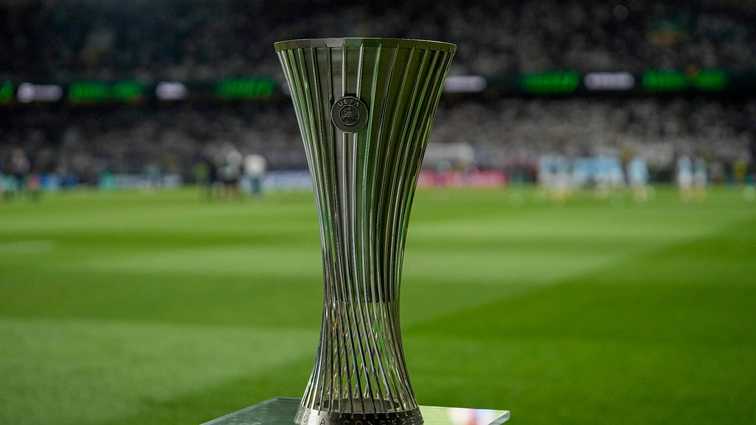 Το τρόπαιο του Conference League από τον τελικό της Αθήνας που κατέκτησε ο Ολυμπιακός