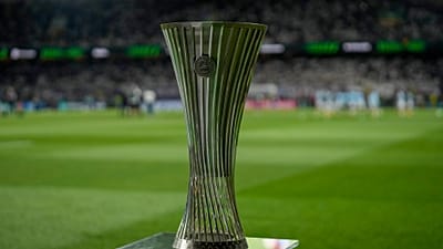 Το τρόπαιο του Conference League από τον τελικό της Αθήνας που κατέκτησε ο Ολυμπιακός
