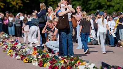 Люди обнимаются и возлагают цветы на Слоттсплассен после сообщения властей, что король Норвегии Харальд в «крайне тяжёлом состоянии» из‑за ухудшения здоровья.
