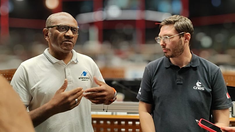 Bruno Erin (links), Missionsdirektor von Arianespace, und Maxime André (rechts), Leiter der Startoperationen beim CNES.