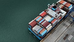 Γερανοί φορτώνουν και εκφορτώνουν εμπορευματοκιβώτια από φορτηγά πλοία στο λιμάνι Μπαλμπόα της Διώρυγας του Παναμά, στην Πόλη του Παναμά. 24 Ιουλίου 2026.