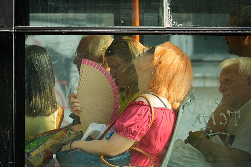 ΑΡΧΕΙΟ - Μια γυναίκα δροσίζεται με βεντάλια μέσα σε λεωφορείο σε ζεστή ημέρα στο Βουκουρέστι, Ρουμανία, 6 Αυγούστου 2026. 