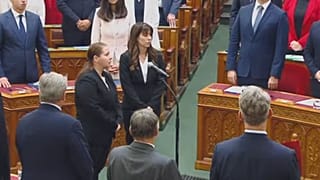 A megválasztott két vezető eskütétele