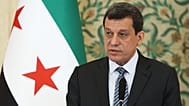 مظلوم عبدي، قائد قوات سوريا الديمقراطية التي يقودها الأكراد، يتحدث خلال مؤتمر صحفي في القصر الرئاسي بدمشق