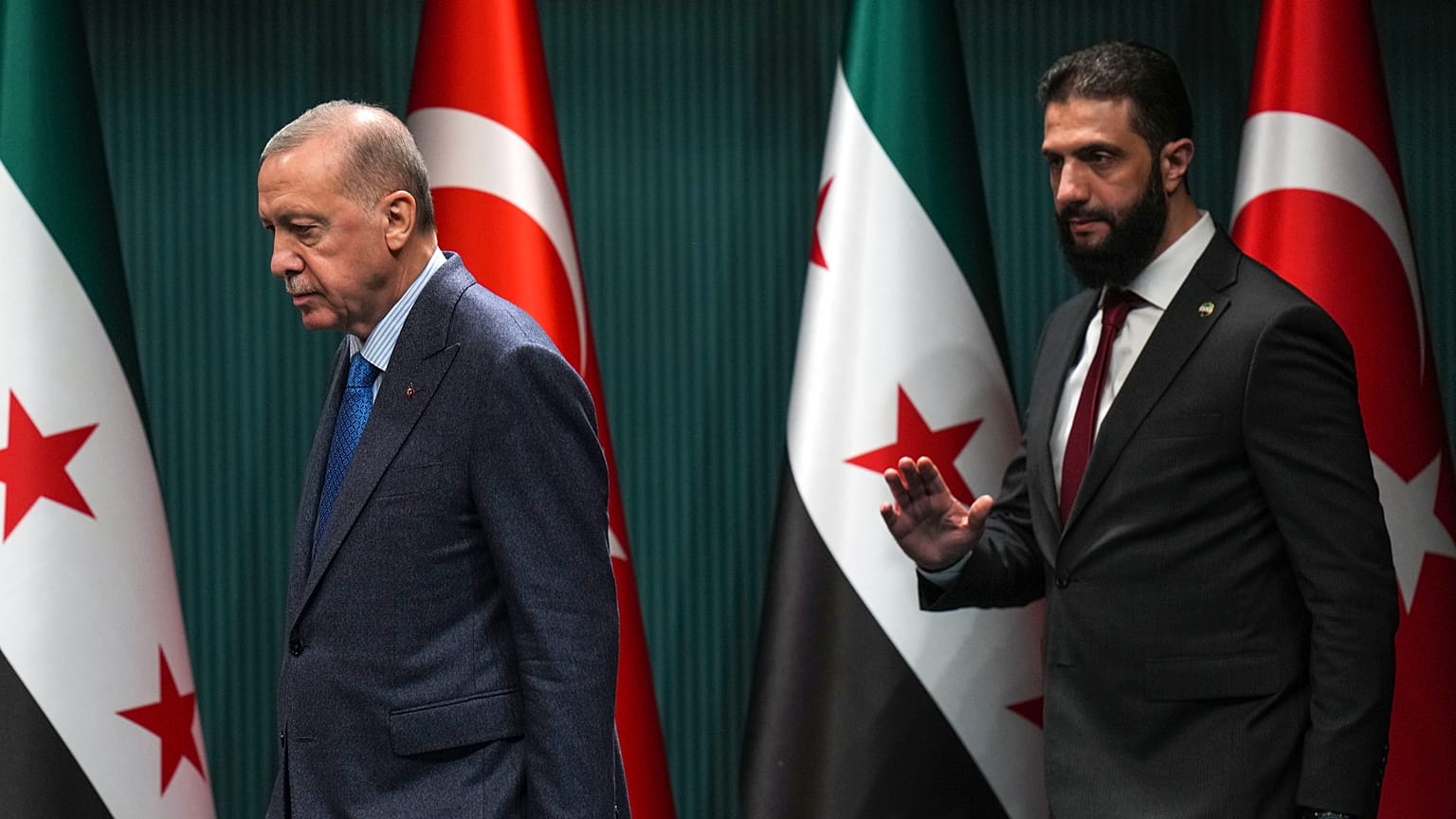 Cumhurbaşkanı Recep Tayyip Erdoğan (solda) ve Suriye Geçici LİDERİ Ahmed eŞ-Şara, Ankara'da gerçekleştirdikleri görüşmenin ardından düzenlenen ortak basın toplantısında