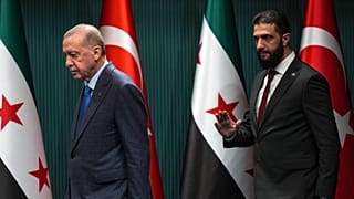Cumhurbaşkanı Recep Tayyip Erdoğan (solda) ve Suriye Geçici LİDERİ Ahmed eŞ-Şara, Ankara'da gerçekleştirdikleri görüşmenin ardından düzenlenen ortak basın toplantısında