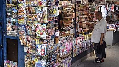 Újságárus kínálata a Bosnyák téri Vásárcsarnok szabadtéri piac részén a Csömöri útnál.