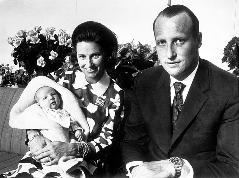 O príncipe herdeiro Harald e a princesa herdeira Sonja apresentam o filho recém-nascido, o príncipe Haakon Magnus, no Hospital Nacional de Oslo, em 26 de julho de 1973.
