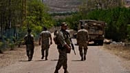 جنود من الجيش اللبناني يقومون بدورية عند مدخل قرية زوطر الغربية الجنوبية في لبنان