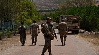 جنود من الجيش اللبناني يقومون بدورية عند مدخل قرية زوطر الغربية الجنوبية في لبنان