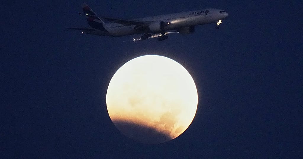 Portugal: a partial lunar eclipse lights up the sky of Lisbon