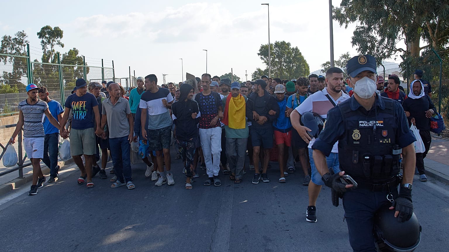 Un agente vigila el movimiento de migrantes 
