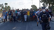 Un agente vigila el movimiento de migrantes 