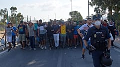 Сотрудник правоохранительных органов контролирует перемещение мигрантов.