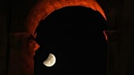 La luna vista dal Colosseo di Roma durante l'eclissi parziale delle prime ore di venerdì 28 agosto