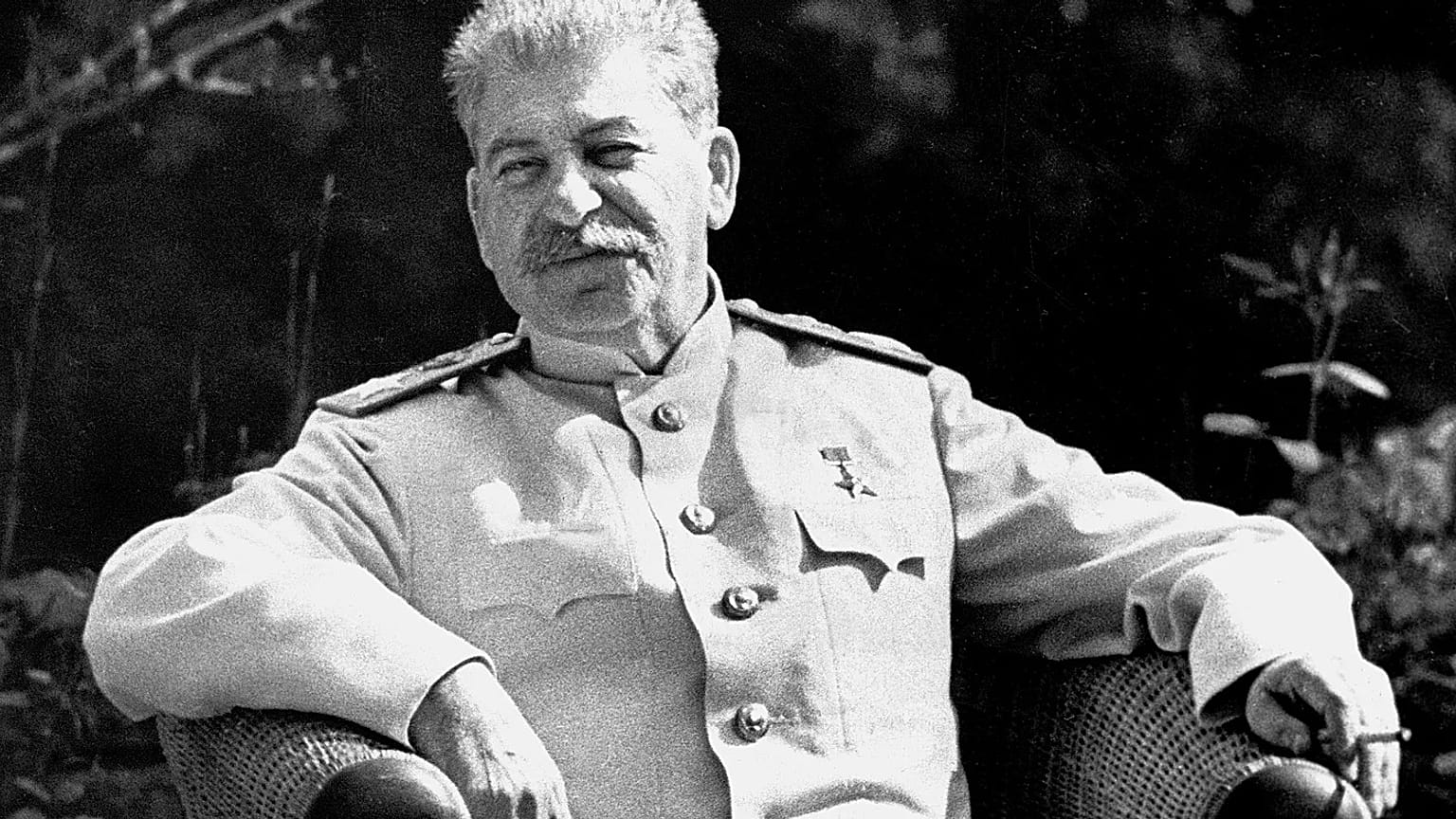 Der sowjetische Diktator Josef Stalin posiert bei Konferenz der Siegermächte in Potsdam, Deutschland am 6. Aug.  1945. (AP Photo)