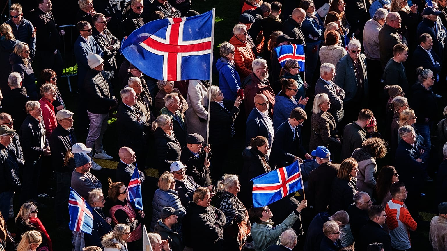 „Afram Island” („Előre, Izland”) tüntetés Reykjavíkban, amely az uniós csatlakozási tárgyalások újraindítása ellen tiltakozik.