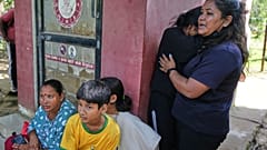 Familienangehörige warten vor einem Armeelager im Distrikt Nuwakot, Nepal, 28. August 2026 