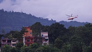 Ein Regierungshubschrauber führt einen Rettungseinsatz inmitten der Verwüstungen durch, die die Sturzfluten im nepalesischen Distrikt Nuwakot hinterliessen, 27. August 2026