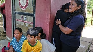 Familienangehörige warten vor einem Armeelager im Distrikt Nuwakot, Nepal, 28. August 2026 
