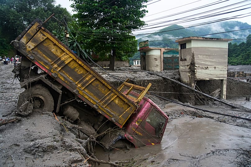 Ein Lastwagen nach den Sturzfluten in Devighat im Distrikt Nuwakot, Nepal, 27. August 2026 