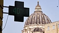 Termómetro de uma farmácia, com a Basílica de São Pedro em fundo, marca 40 graus Celsius, em Roma, sexta-feira, 28 de agosto de 2026. (Foto AP/Paolo Santalucia)