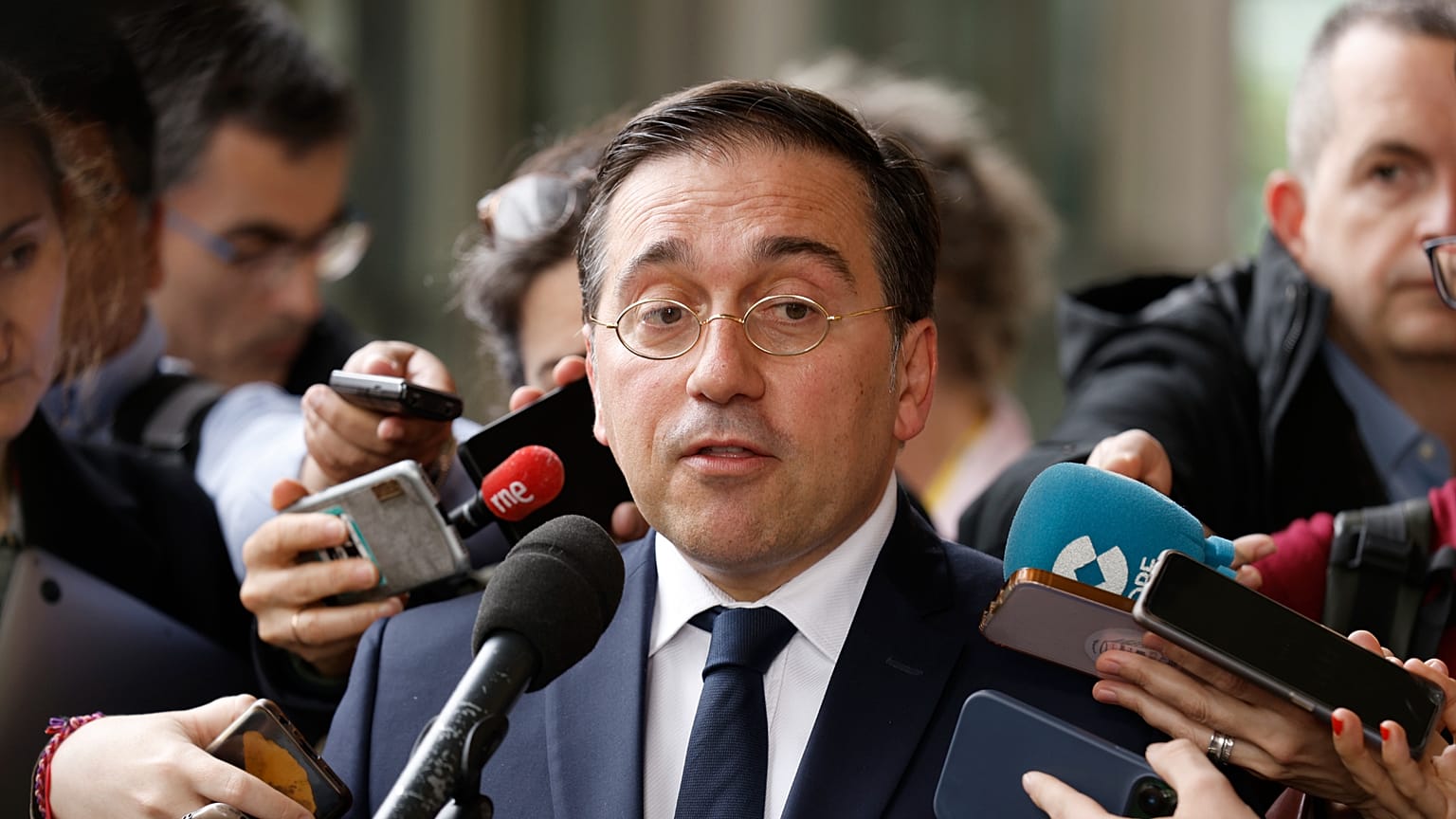ARCHIVO - El ministro de Asuntos Exteriores de España, José Manuel Albares Bueno, habla con los medios  a las afueras de la sede de la UE en Bruselas, el 12 de abril de 2024.