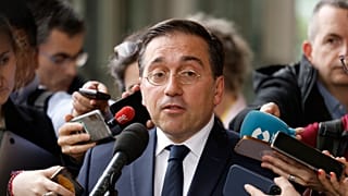 ARCHIVO - El ministro de Asuntos Exteriores de España, José Manuel Albares Bueno, habla con los medios  a las afueras de la sede de la UE en Bruselas, el 12 de abril de 2024.