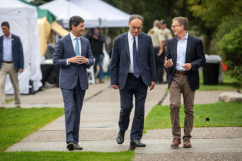 Foto d'archivio - Il presidente della Fed Kevin Warsh, il governatore della Bank of England Andrew Bailey e il governatore della Bank of Canada Tiff Macklem, venerdì 28 agosto 2026, a Moran, Wyoming.