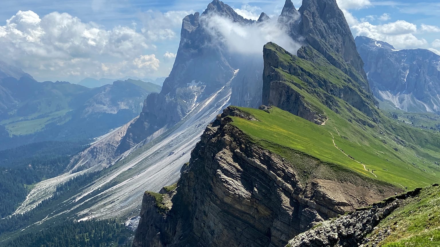 monte Seceda (2.519 metri), nelle Dolomiti, vicino a Ortisei (Val Gardena), nella provincia autonoma di Bolzano (Alto Adige), Italia; 28 giugno 2021