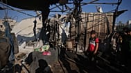 Palästinenser versammeln sich am Ort eines israelischen Luftangriffs