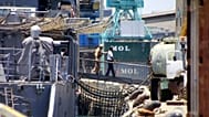 Un ufficiale della marina americana scorta presunto pirata somalo