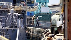 Un ufficiale della marina americana scorta presunto pirata somalo